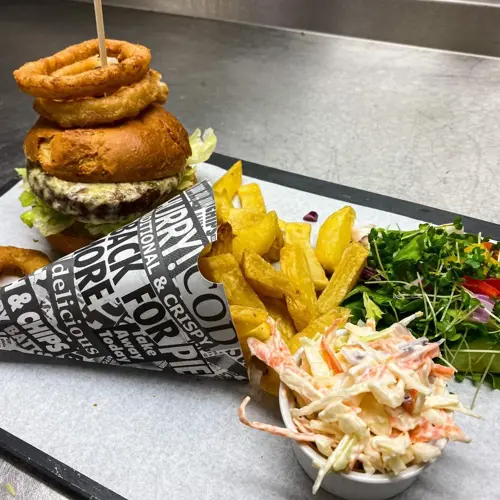 Caffi Meinir yn ail-agor i gynnig tecawê
